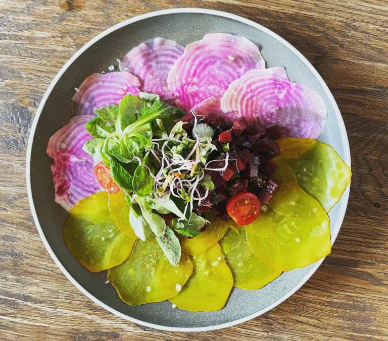 Buntes Bete-Gericht mit Salat in Henrik’s Restaurant